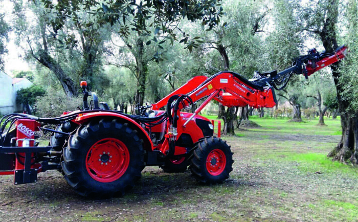 Questa attrezzatura installata sul trattore permette di procedere con la raccolta fronte marcia e quindi una movimentazione rapida e comoda all’interno dell’oliveto. La centralina idraulica è installata posteriormente sull’attacco ai 3 punti. La movimentazione della testata e dell’ ombrello di raccolta (optional) avviene grazie ad un Joystick posizionato in cabina. Terminata la raccolta è possibile sganciare l’attrezzatura in pochi minuti.